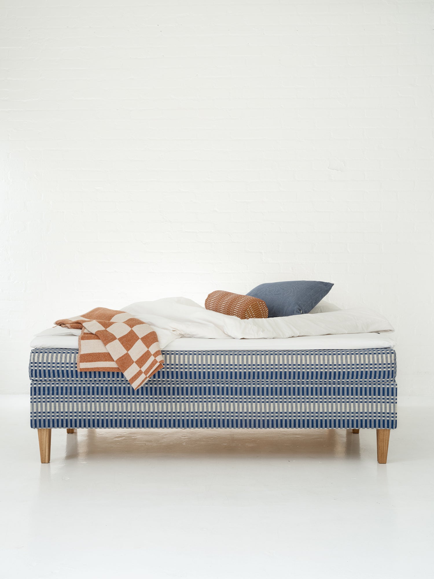 HUILI-sänky | Johanna Gullichsen X Villa & Peite | Tithonus Sininen