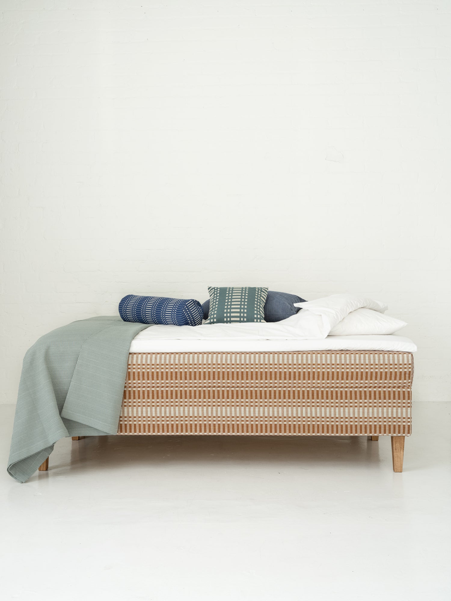 HUILI-sänky | Johanna Gullichsen X Villa & Peite | Tithonus Tiili